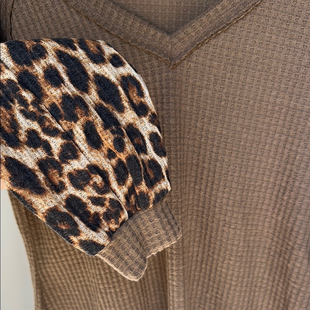 Brown Ribbed Blouse with Leopard Print Sleeves - Picture 2 of 10
